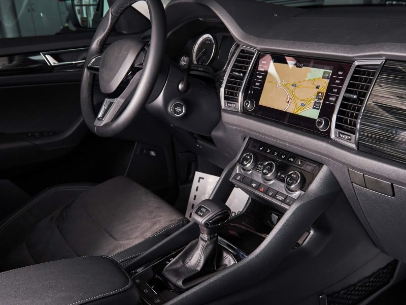 السيارات الفارهة (Luxury)